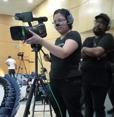 foto Rory manejando cámara profesional